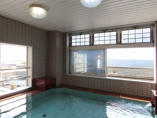 目の前に広がる雄大な日本海を眺めながらの温泉